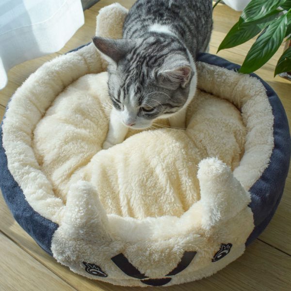 Star-rated comfortable plush cat bed with cute face shape