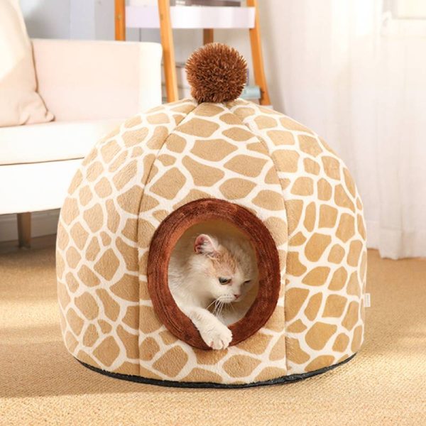 Winter warm and cloud-like soft closed cat house with small opening