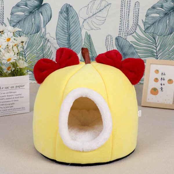 Winter warm and cloud-like soft closed cat house with small opening